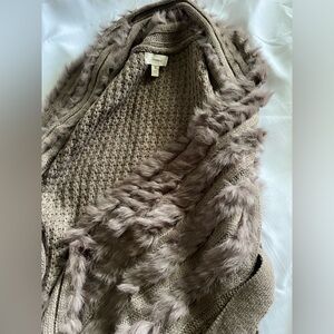 Sleeveless cardigan with tie